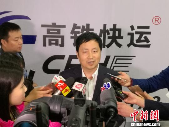 中铁快运广州分公司总经理房凯接受采访。 郭军 摄