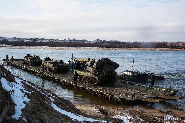 23.俄军工兵车辆驶上PP-2500M舟桥。